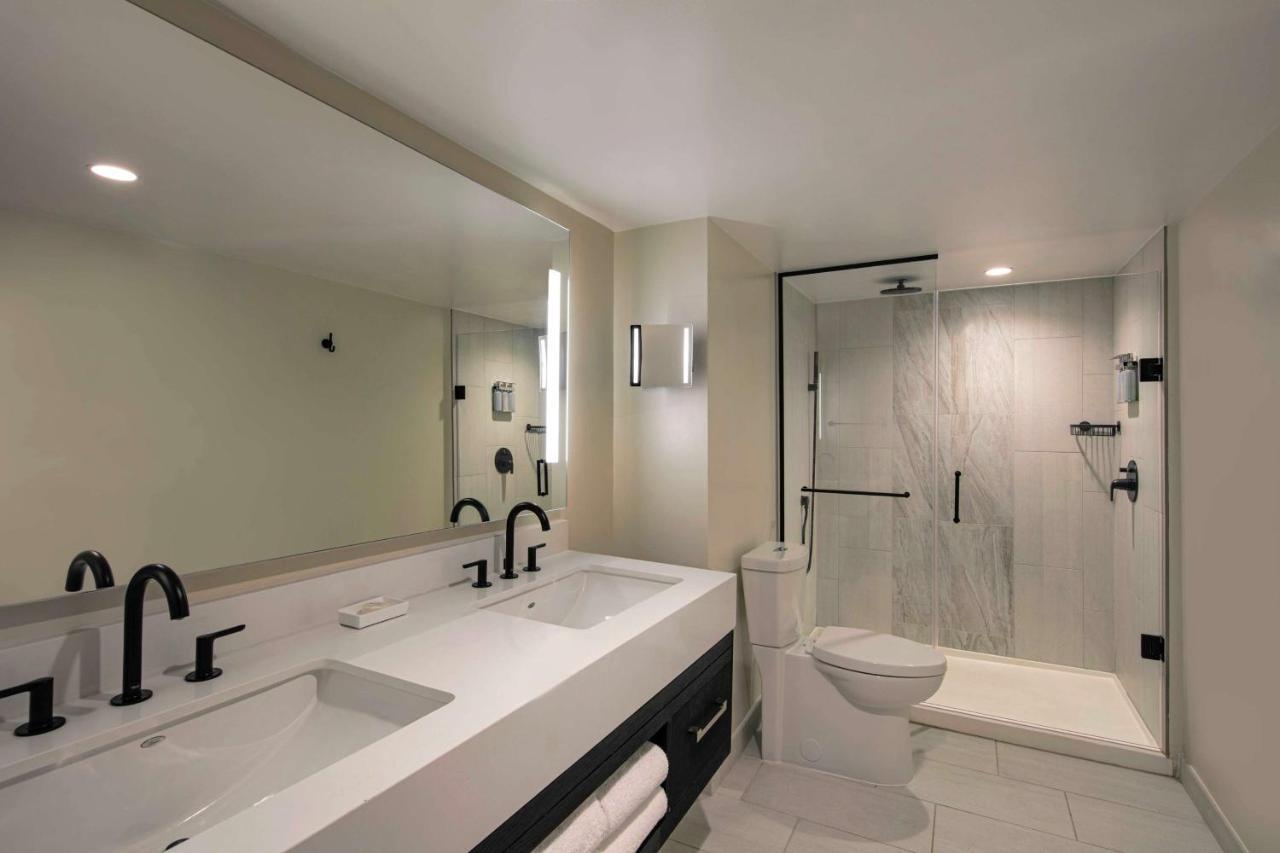 Junior Executive King Suite with City View