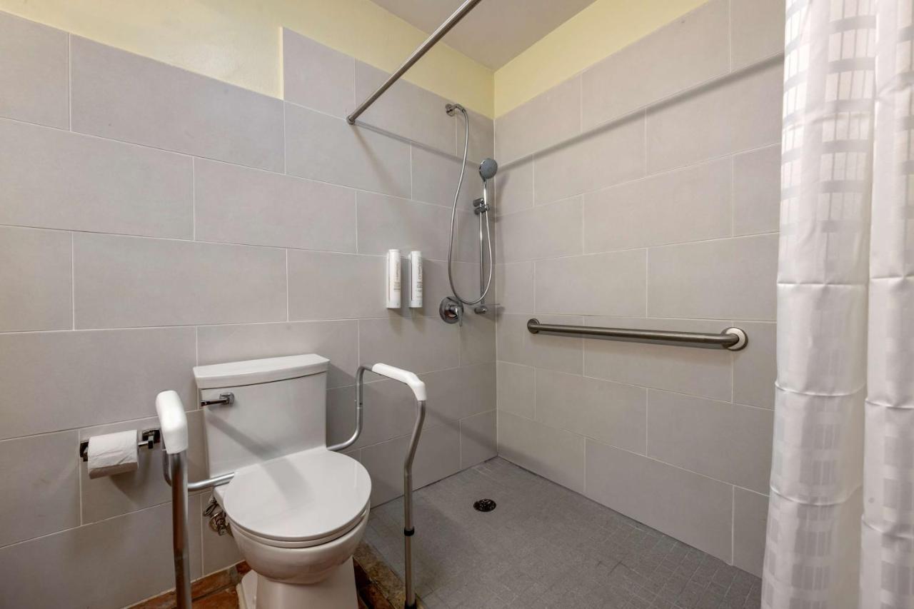 Queen Room with Roll-In Shower - Mobility Access,1294479232:JPEG