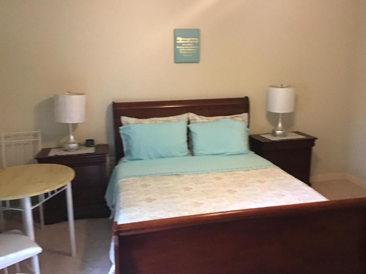 Habitación con cama grande