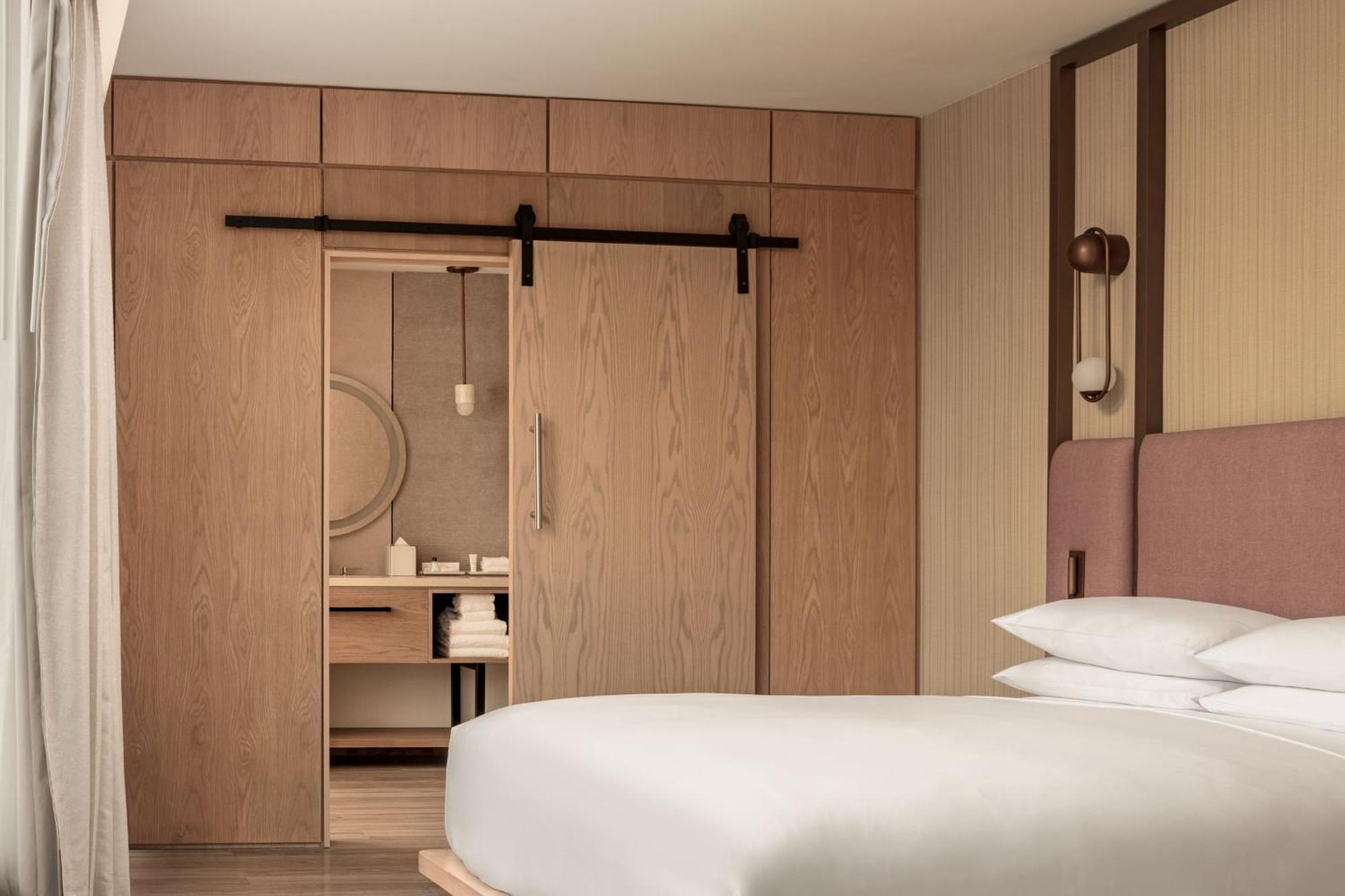 One-Bedroom King Suite with City View - Club Lounge Access