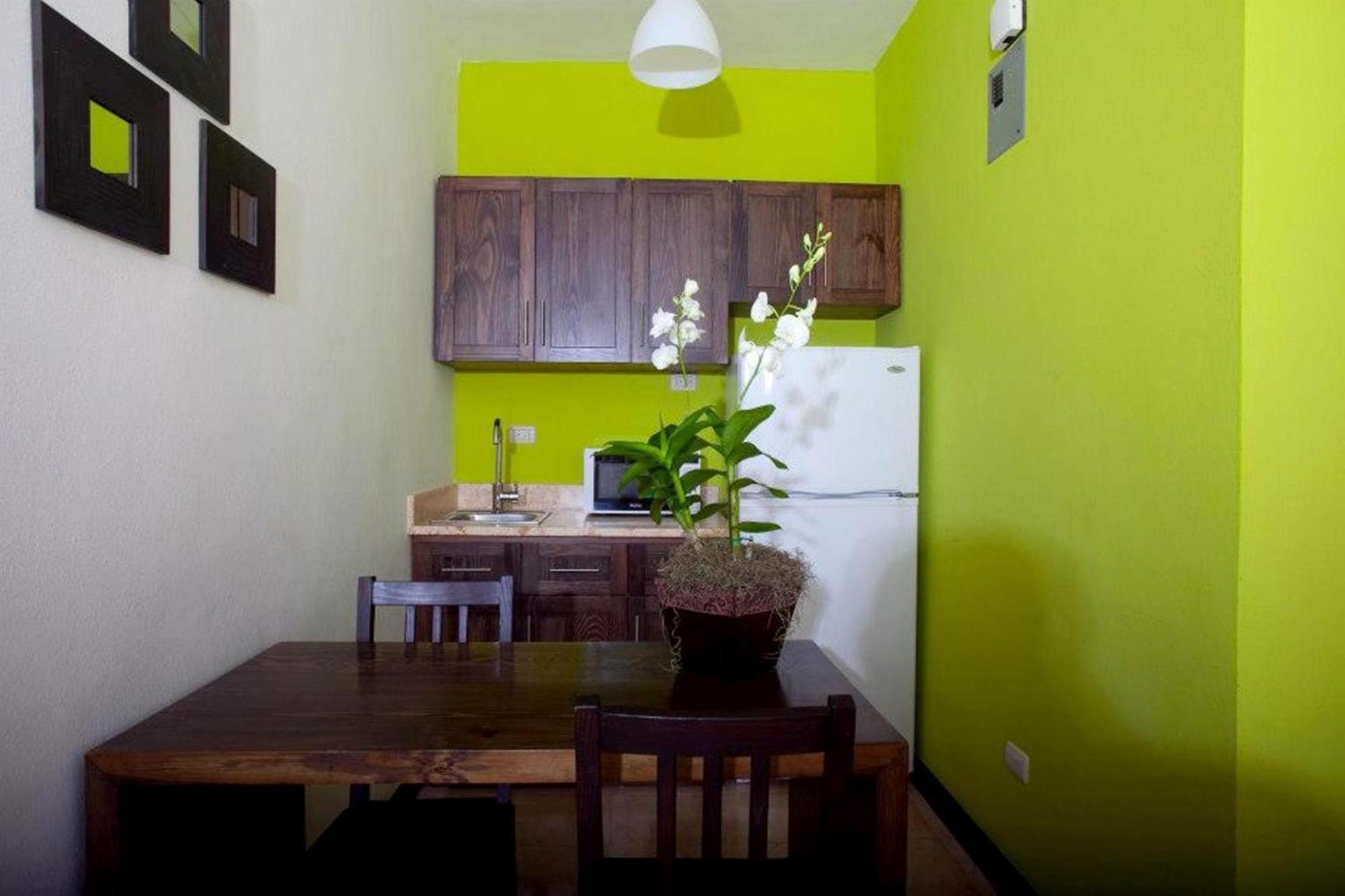 Chambre Lit Queen-Size - Vue sur Piscine