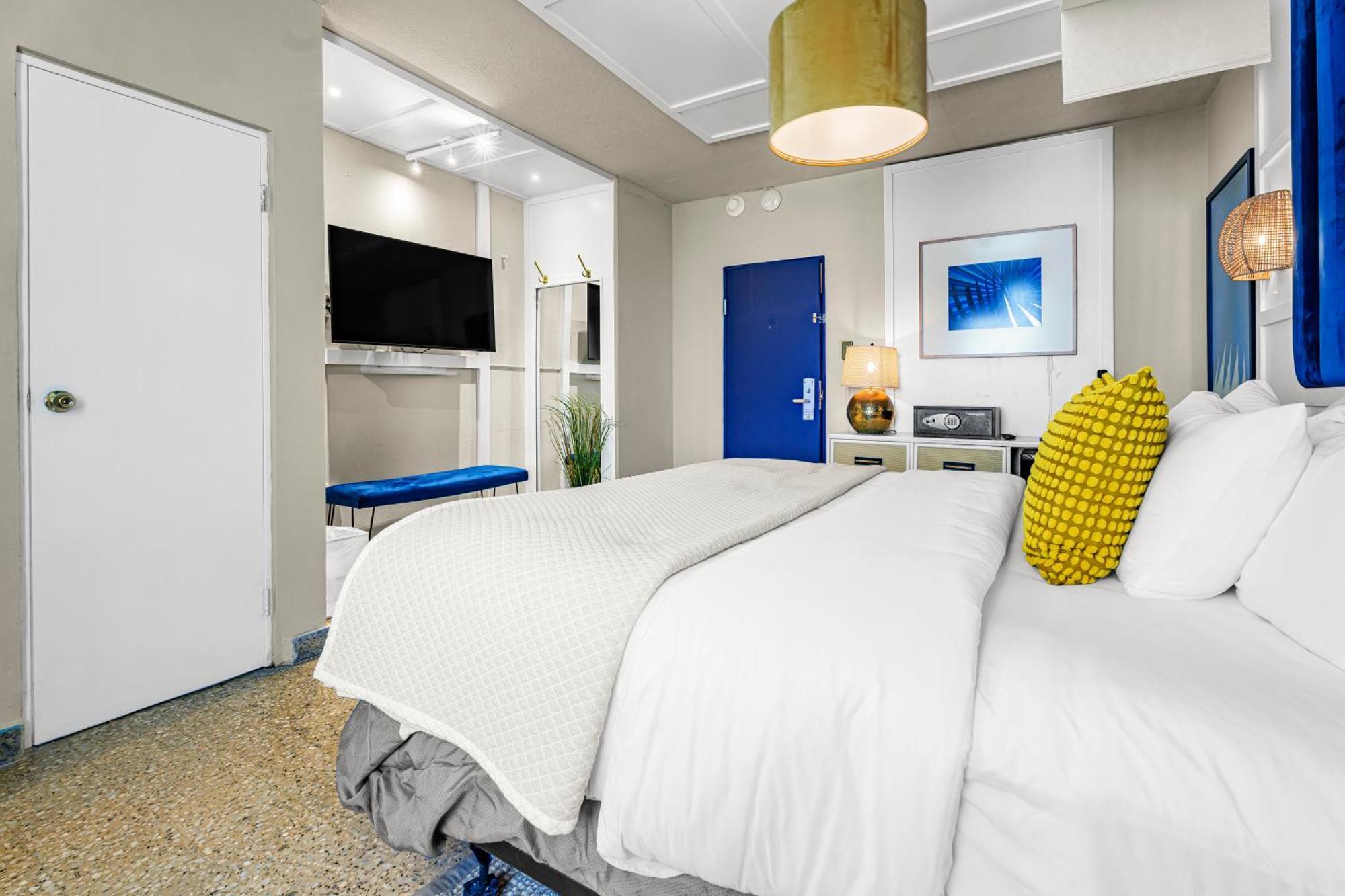 Quarto com Cama King-size e Vista do Lago