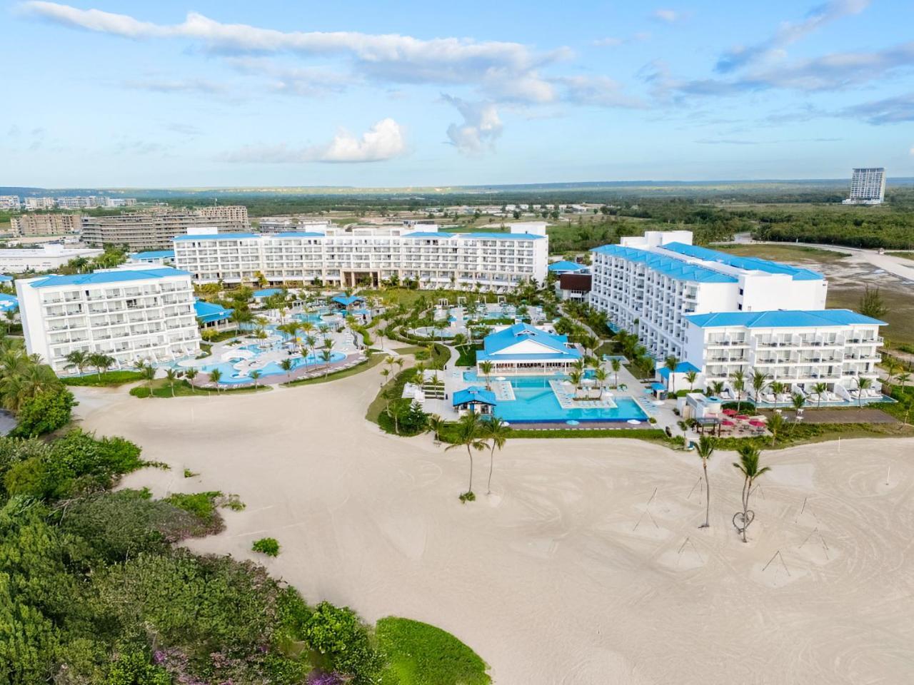 Suite Junior Preferred Club con acceso directo a la piscina, cama extragrande y sofá cama