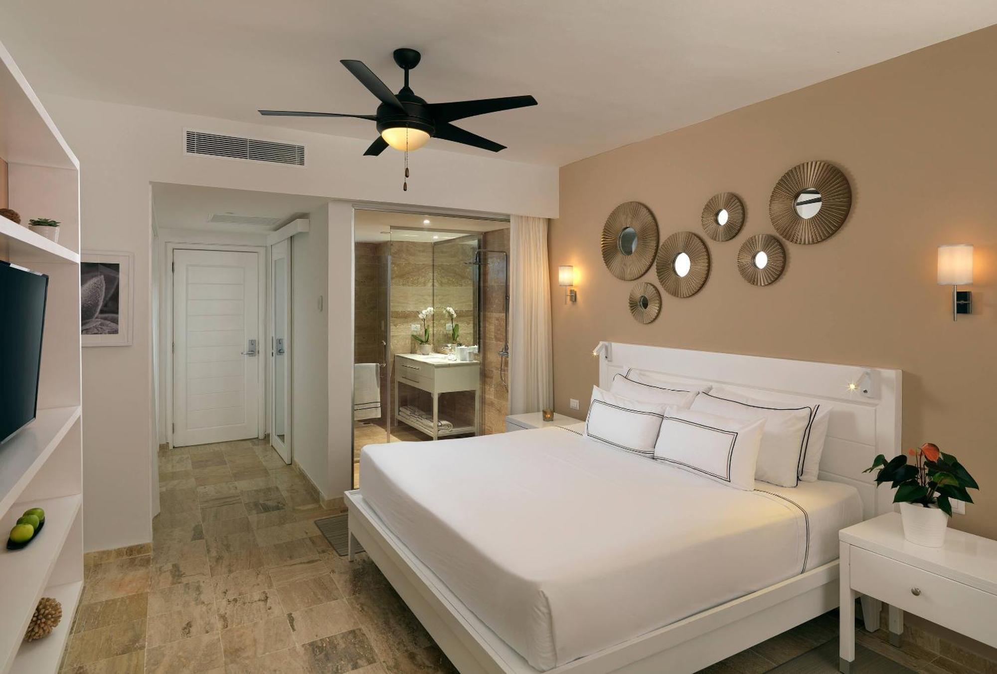 The Level Suite Tropical Palms