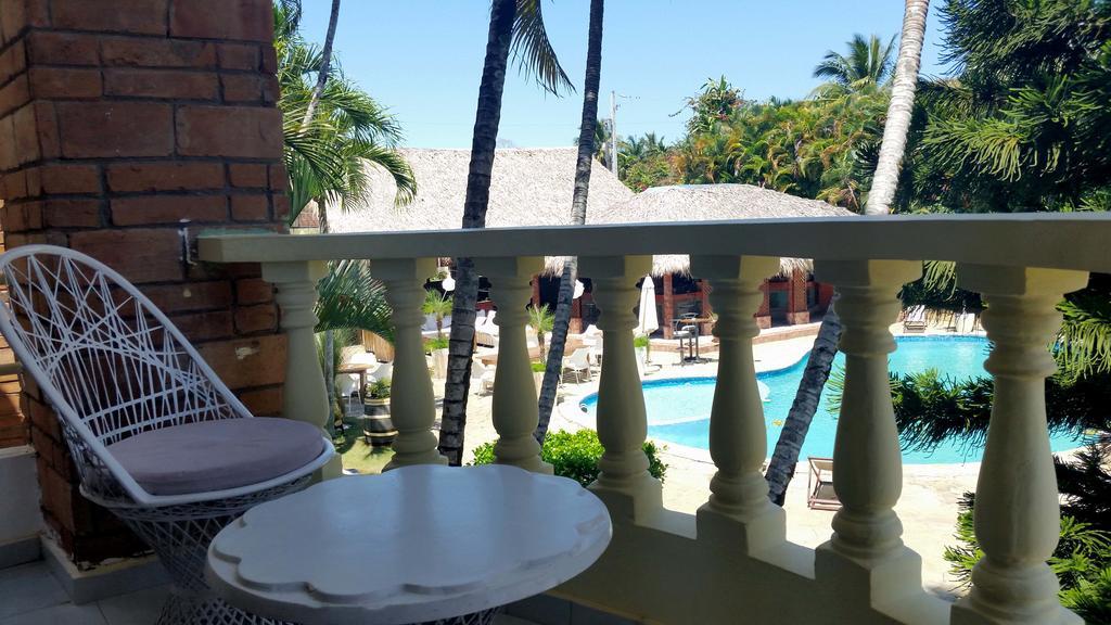 Zimmer mit Queensize-Bett und Balkon