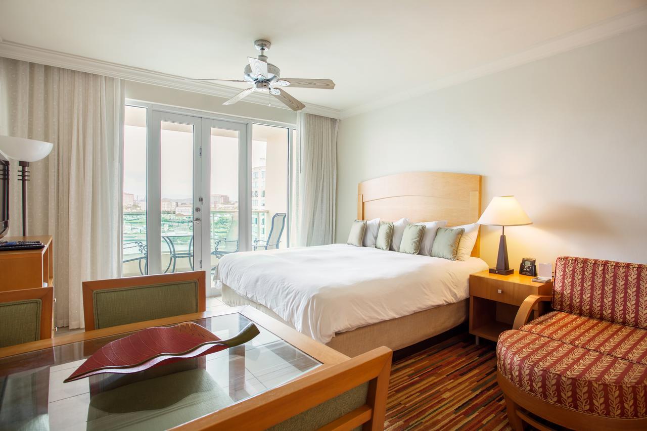 Quarto com Cama King-size, Cozinha e Vista da Lagoa