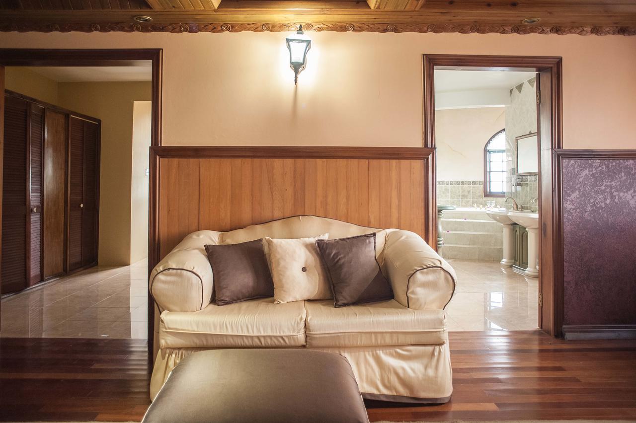 Zimmer mit Kingsize-Bett und Meerblick