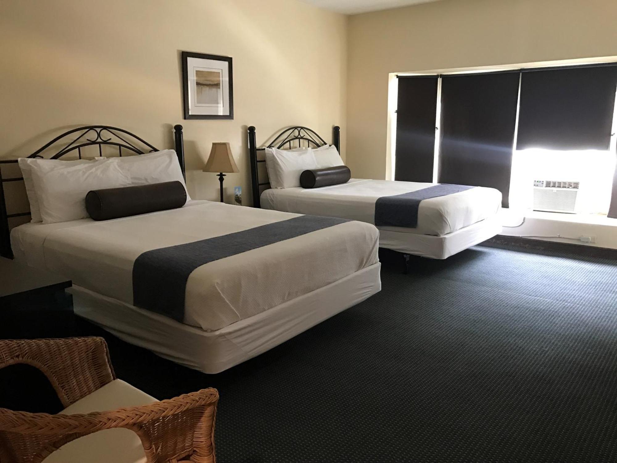 Quarto Duplo Standard com 2 Camas de Casal