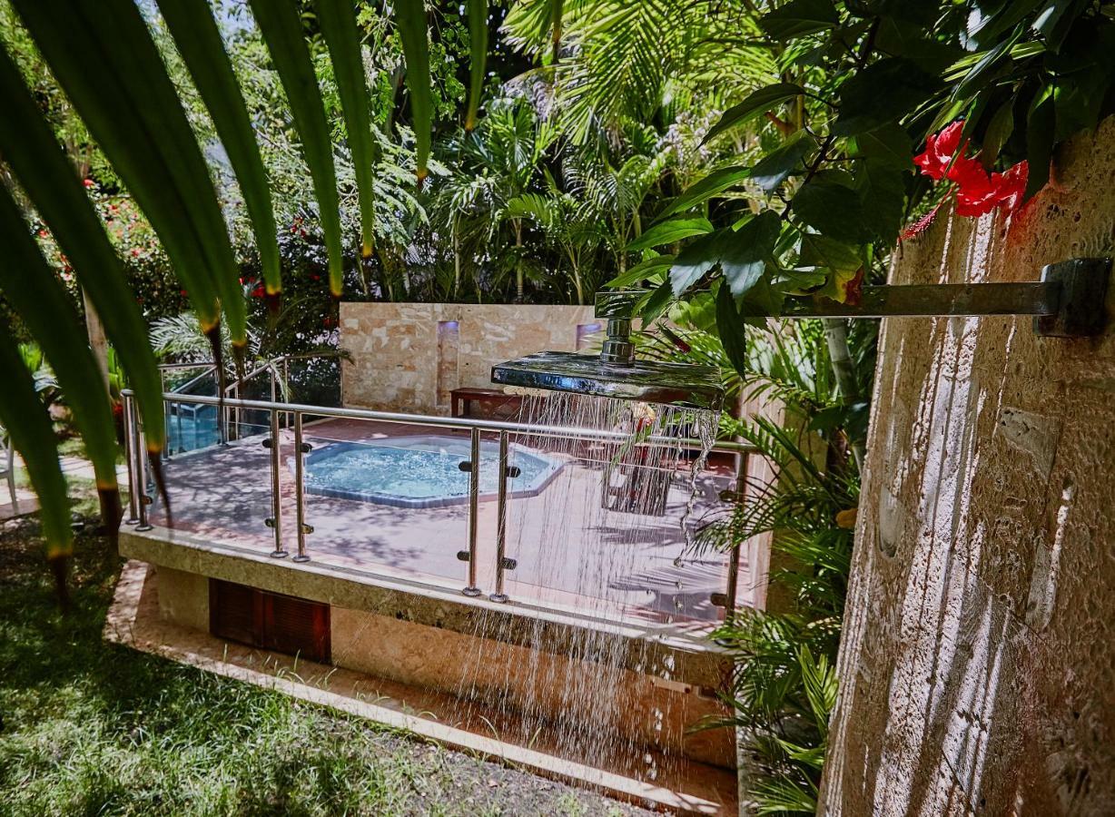 Villa mit 6 Schlafzimmern und Whirlpool am Strand
