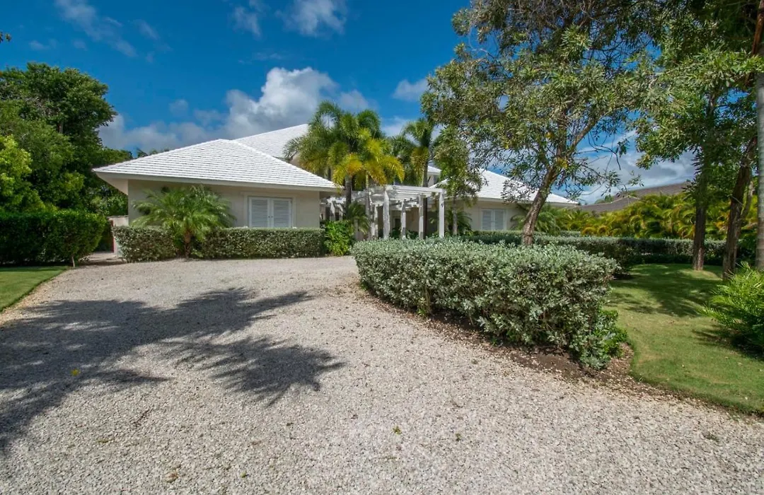 Golf-Front Villa With Large Spaces, Staff And Pool, Situated In Luxury Beach Resort-1