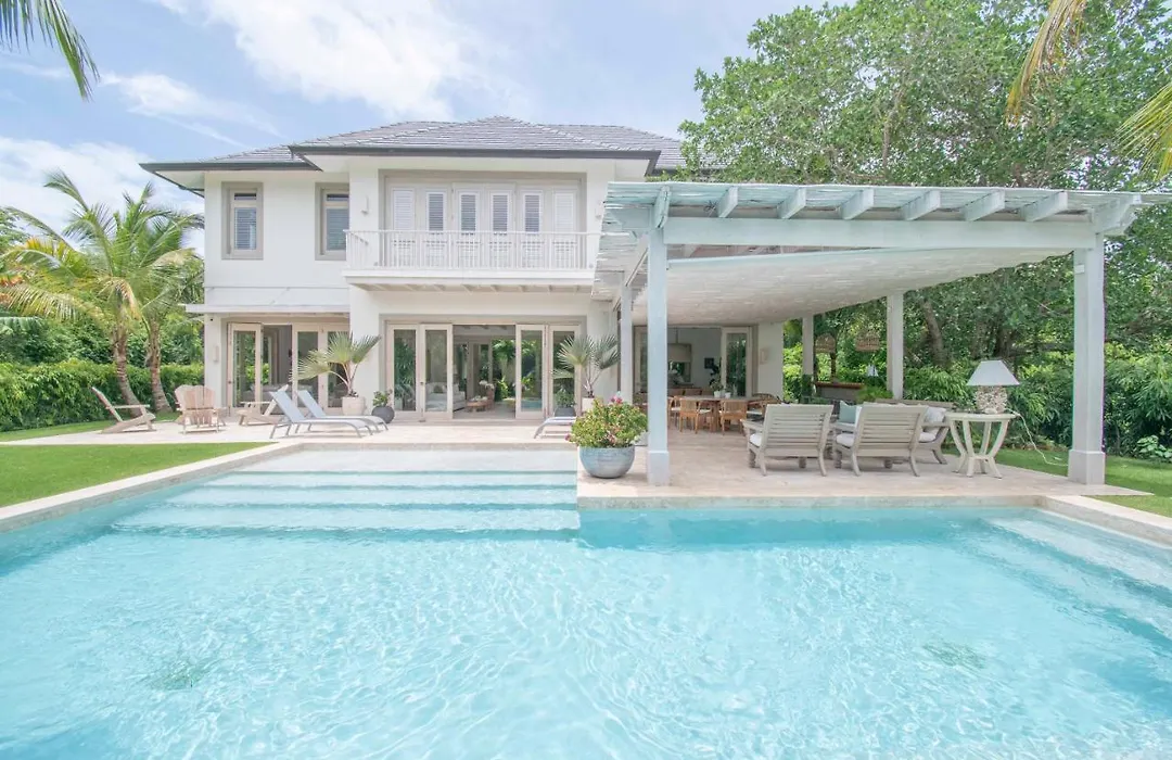 Stylish Fully-Staffed Villa Near Beach And Lagoons In Exclusive Golf Resort-1