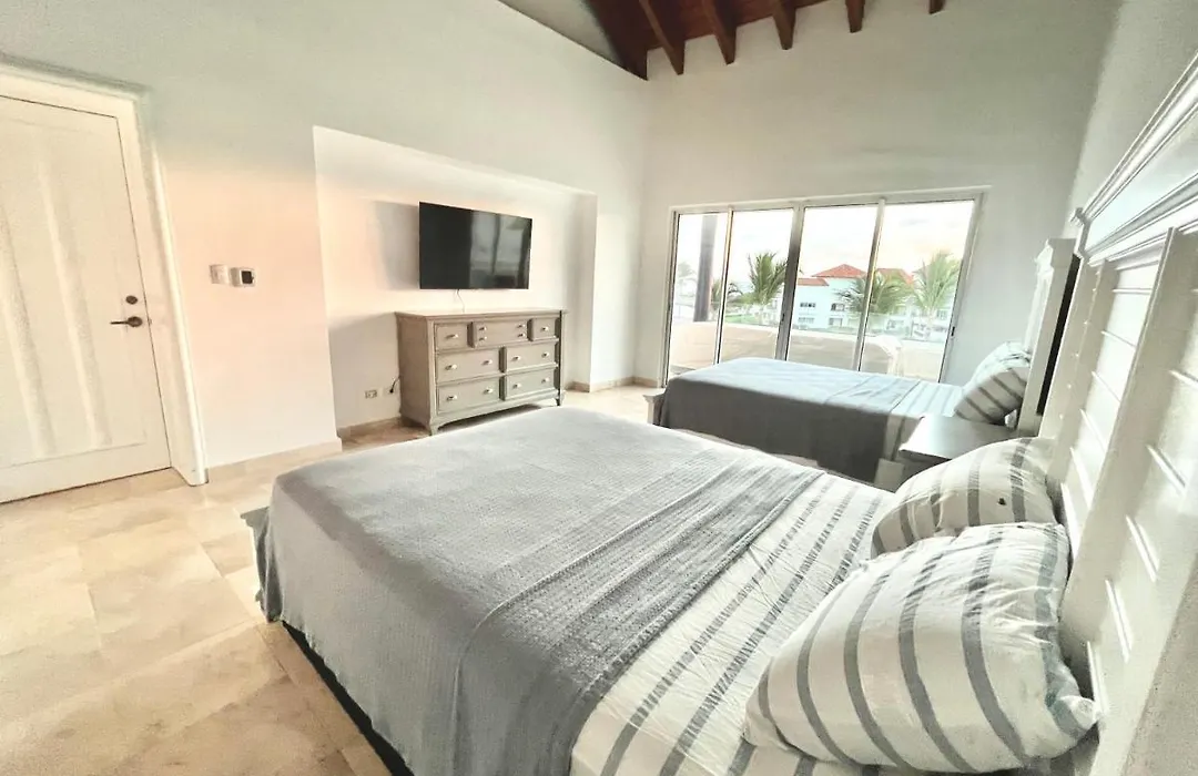 Resort Style Beach Front Condo On The Top Floor!-1