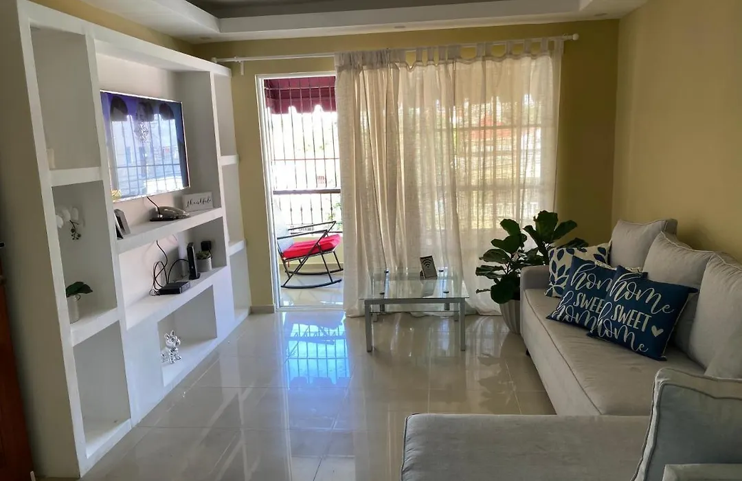 Lovely And Bright 3 Bedroom Apartment 15 Minutes From Beach And Airports-1
