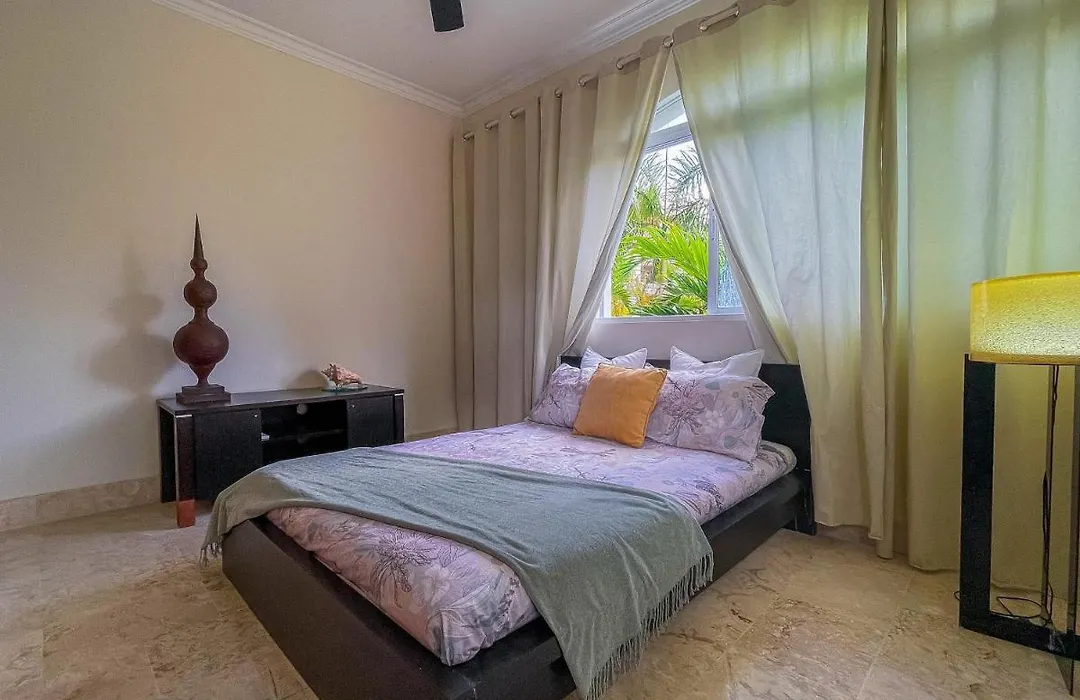 Great 2 Bedroom Apartment Only 30 Seconds Walking Distance From The Beach - Bra1-1