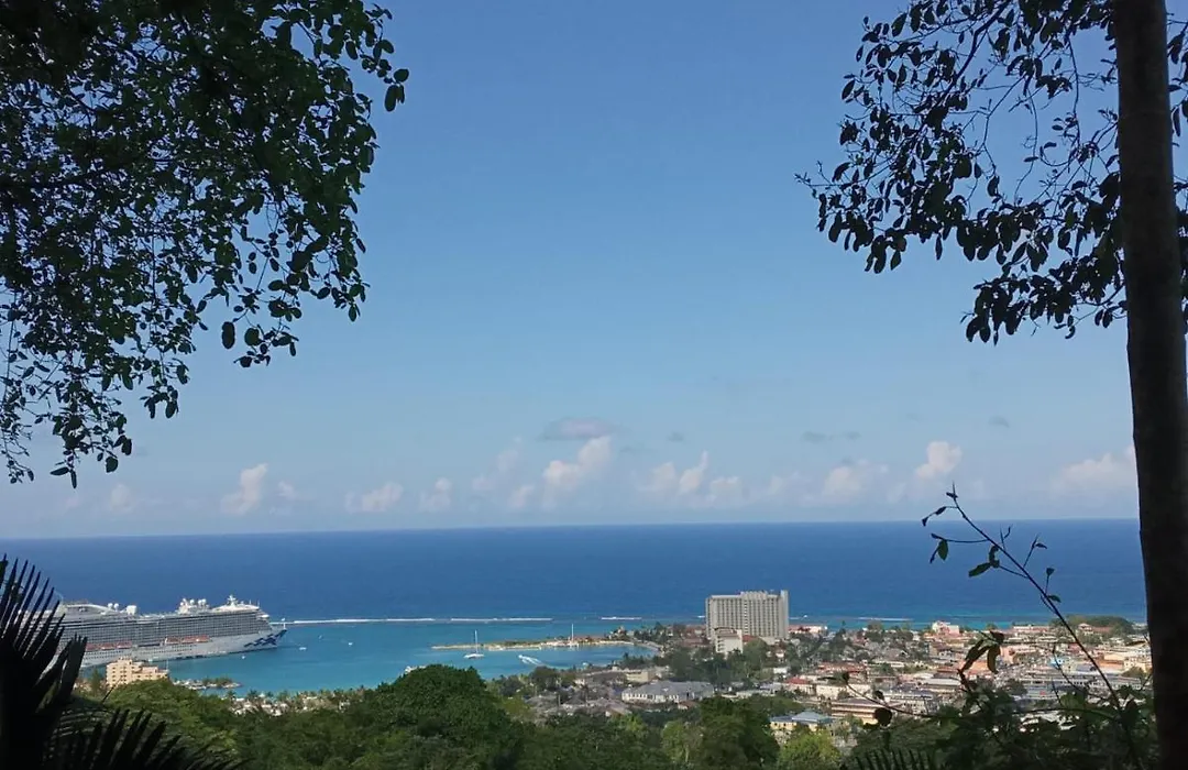 Mobay House With Hillside View Close To Beach-1