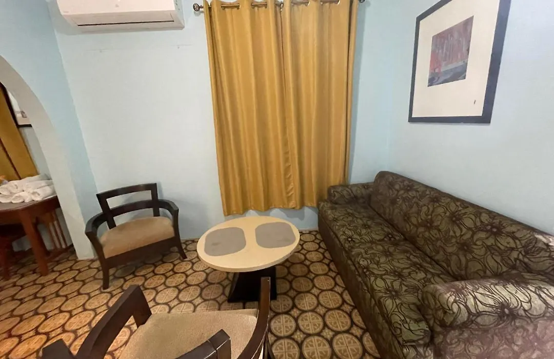 Near Beach, Restaurant And Bars Sleeps 6 With 2Baths-1