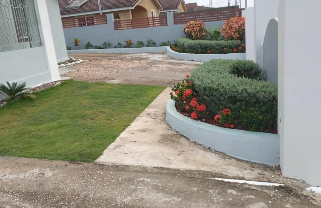 Hillside Sunrise, 2 Bed 2 Bath In Gated Community, Close To Beach, Food, Clubs & Shopping Free Parking, Free Wi-Fi-1