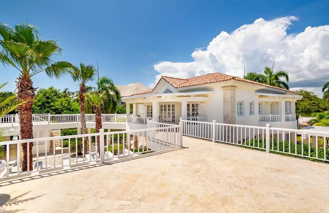 Paradise Luxury Villa With Huge Pool And Jacuzzi-1