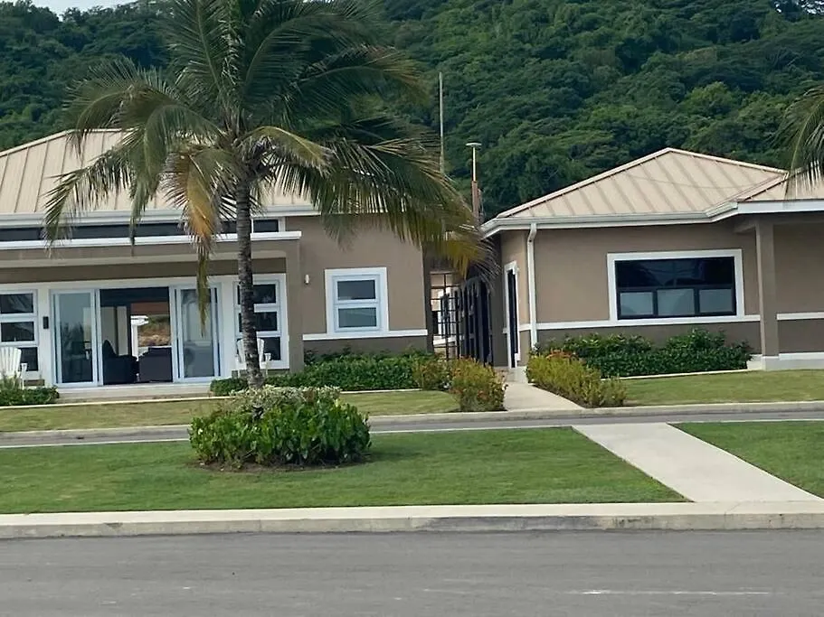 Cheerful Vacation Home-1