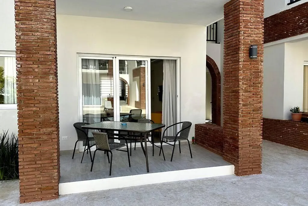 Spacious 1 Bedroom Apartment Near The Beach-1