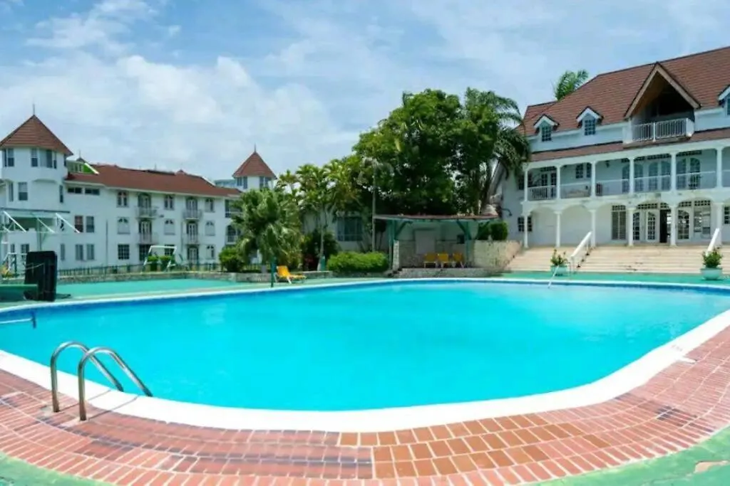 Cozy Apartment W/Ocean View, Pool & Beach Access-1