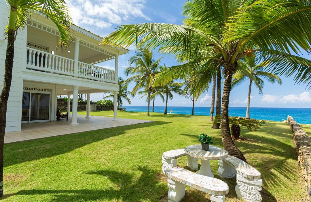 Luxury Oceanfront Villa With Amazing Views-1