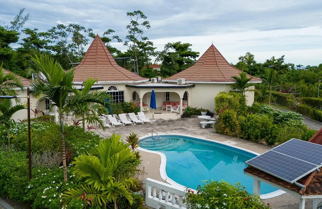 Whistling Villa Runaway Bay-1