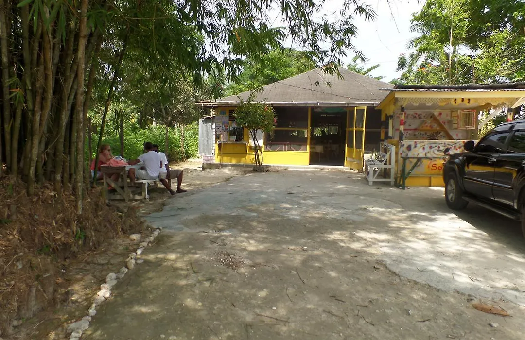 Jah B'S Cottages On Beach Road-Negril-1
