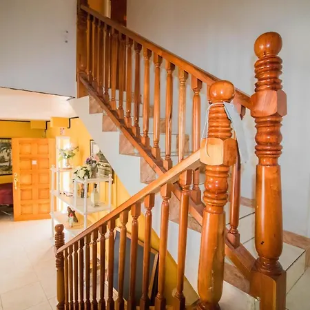 9 Bed Villa Montego 10 Minute Walk To The Beach-3