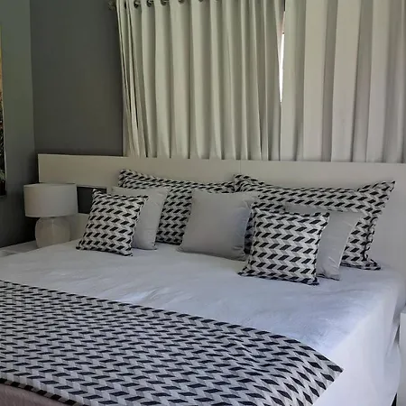 Modern & Private Tropical Villa In Gated Community Minutes From The Beach-2