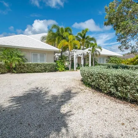 Golf-Front Villa With Large Spaces, Staff And Pool, Situated In Luxury Beach Resort-2