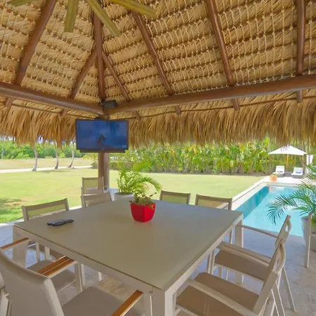 Fantastic 8-Bedroom Golf-Front Mansion Near The Beach-2