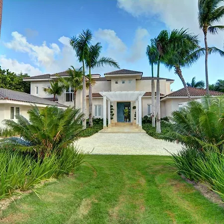 Fantastic 8-Bedroom Golf-Front Mansion Near The Beach-3
