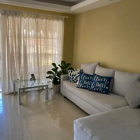 Lovely And Bright 3 Bedroom Apartment 15 Minutes From Beach And Airports-2