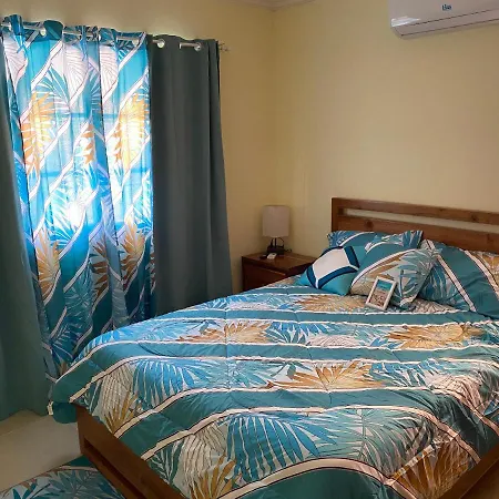Lovely And Bright 3 Bedroom Apartment 15 Minutes From Beach And Airports-3