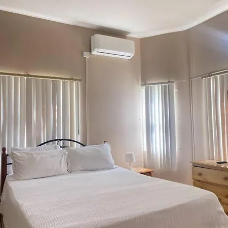 Runaway Bay 5 Bedroom Villa W/ A Large Pool. Gorgeous-2