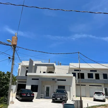 Luxury 2 Bedroom Rooftop Pool View Unit #3-3