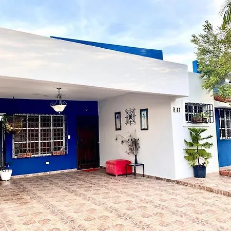 Casa Con Parqueo Privado, Patio Y Jacuzzi.-2
