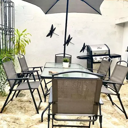 Casa Con Parqueo Privado, Patio Y Jacuzzi.-3