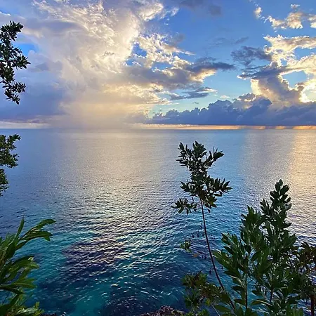 Oceanfront Condo W/ Free Parking + High Speed Wifi-2