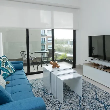1 Bedroom Apt With Pool, 5 Minutes From Beach-3