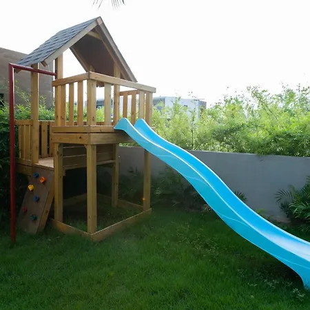 1 Bedroom Apt With Pool, 5 Minutes From Beach-2