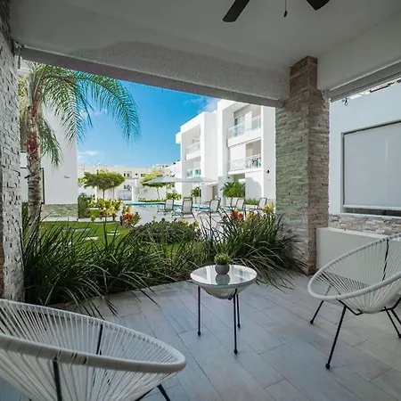1 Bedroom Modern Apartment/ Great Location-2