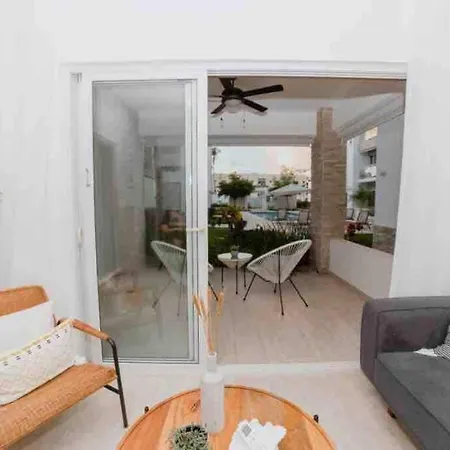 1 Bedroom Modern Apartment/ Great Location-3