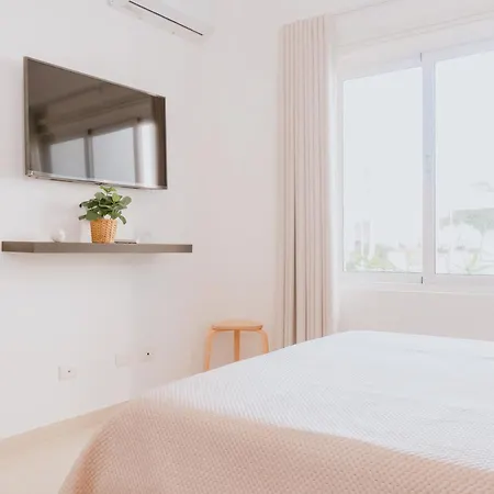 2 Bedroom Modern Apartment/ Great Location-3