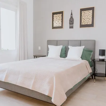 2 Bedroom Modern Apartment/ Great Location-2