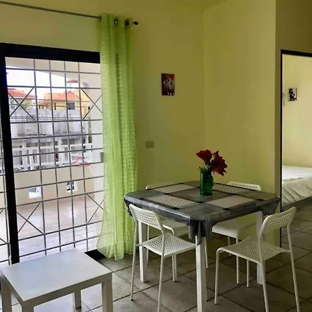 Lovely 2B/1B Condo Only 5 Min Walk To The Beach.-3