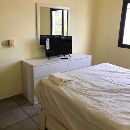 Lovely 2B/1B Condo Only 5 Min Walk To The Beach.-2