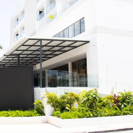 Luxurious Condo Steps From The Beach, A2, Los Cora-2