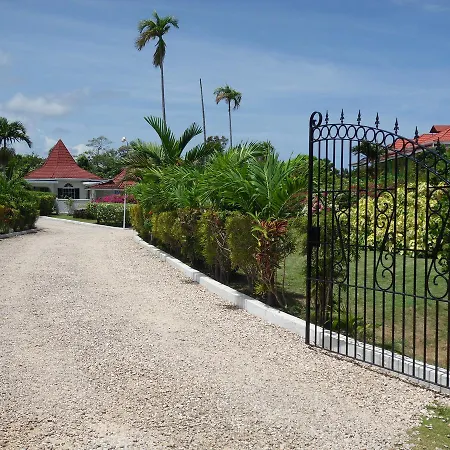 Whistling Villa Runaway Bay-3